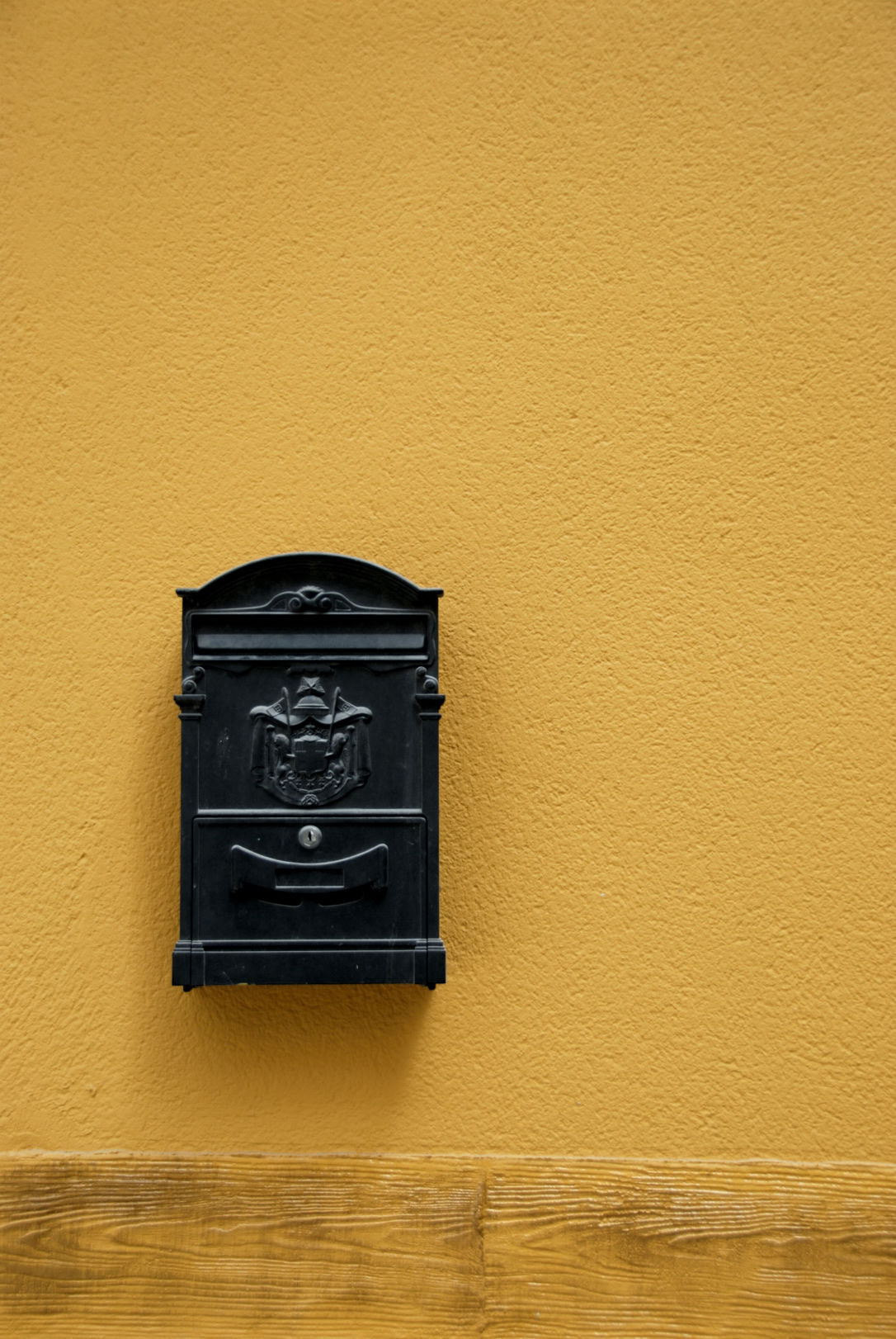 boite aux lettre noire sur mur jaune - Alicante - Espagne