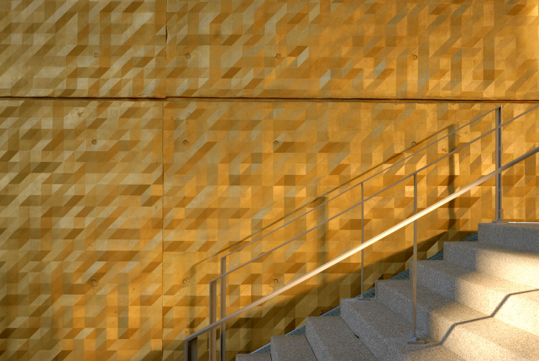 Escaliers à Confluence sur mur jaune