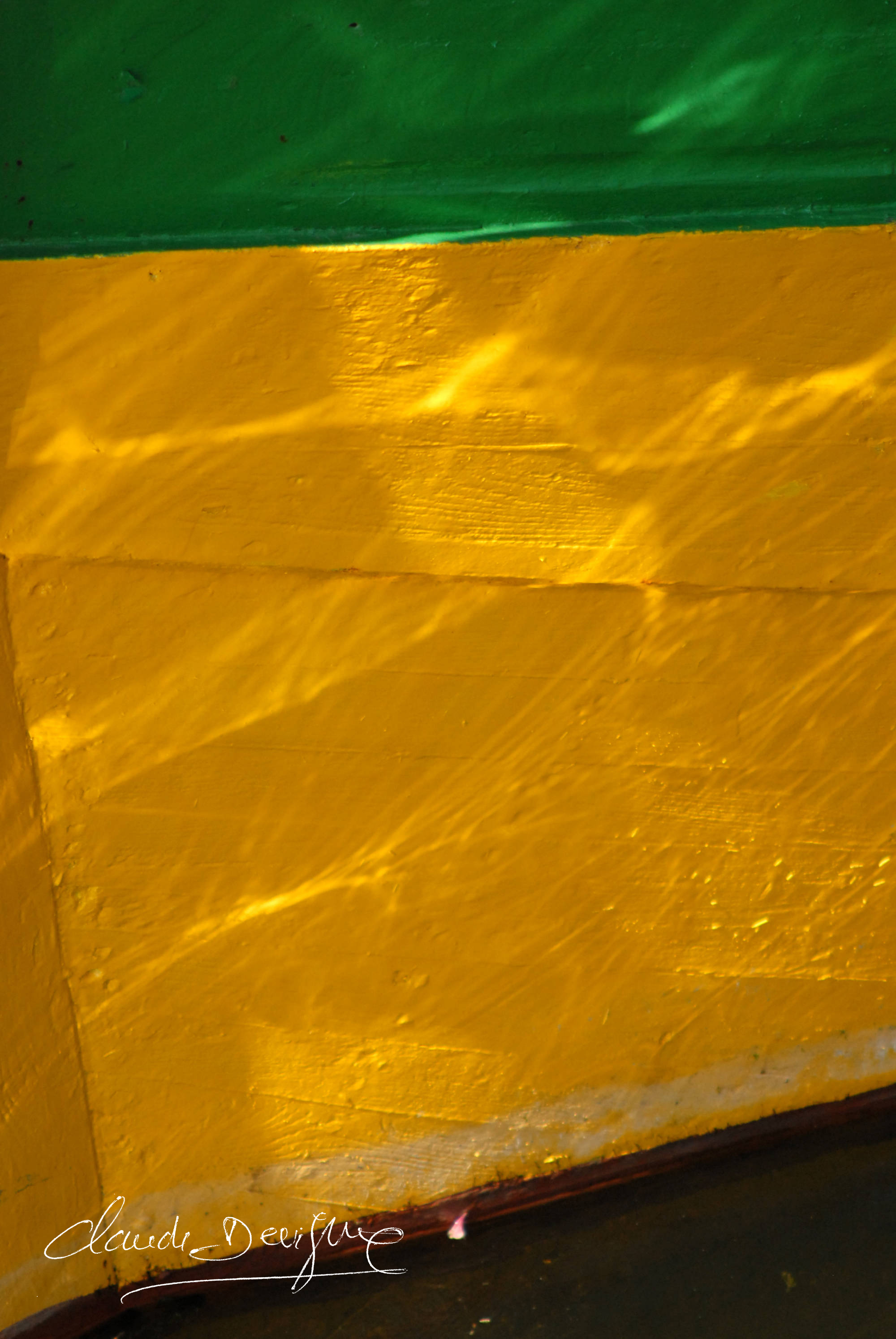 une coque de bateau verte et jaune