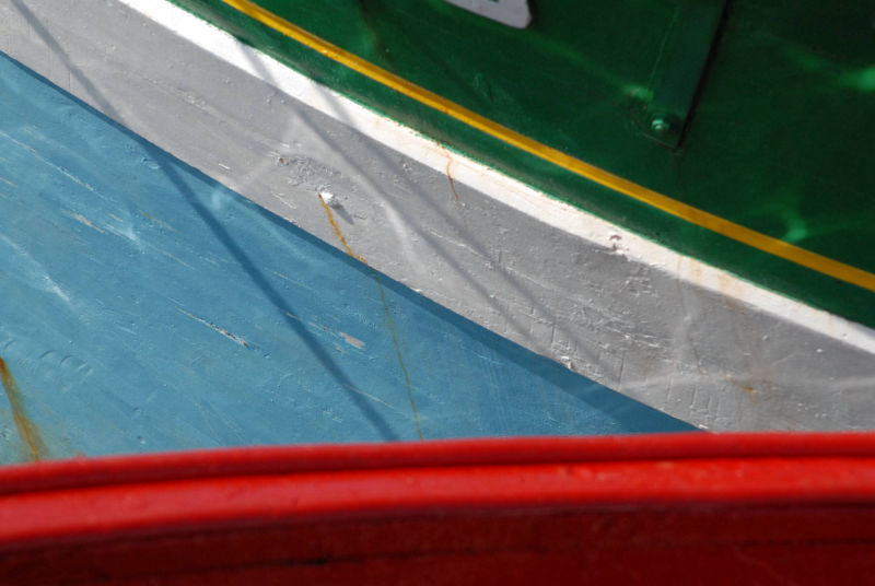 une coque de bateau quatre couleurs vert blanc bleu rouge